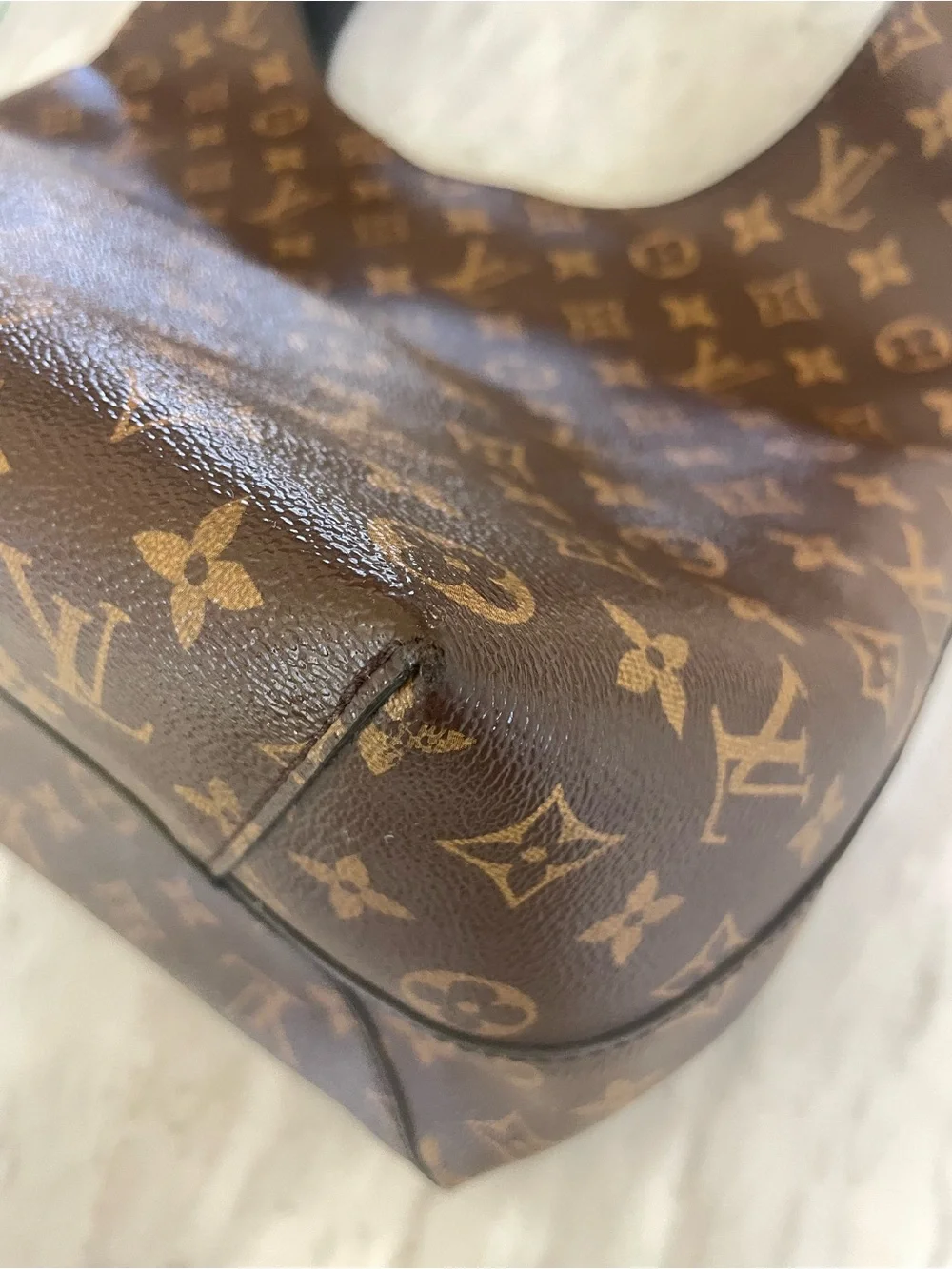 🪷authentic Louis Vuitton flower hobo with lock and key.